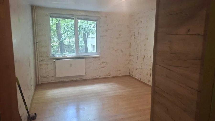 Apartament cu 3 camere semidecomandat în Dristor