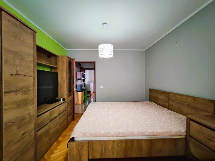 Apartament cu 3 camere semidecomandat, mobilat în Central