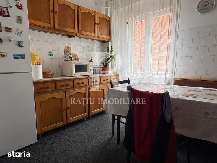 Apartament cu 4 camere decomandat în Dacia