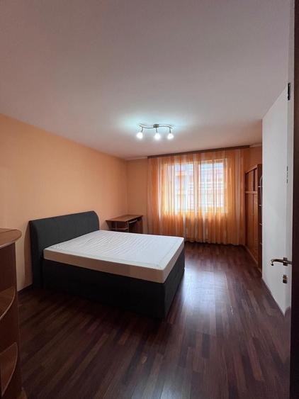 Apartament cu 3 camere semidecomandat în Nufărul