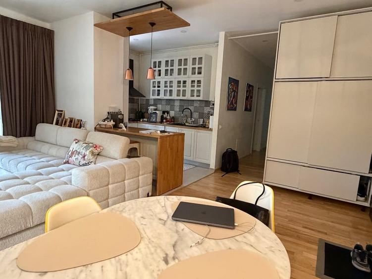 Apartament cu 4 camere decomandat, mobilat în Central