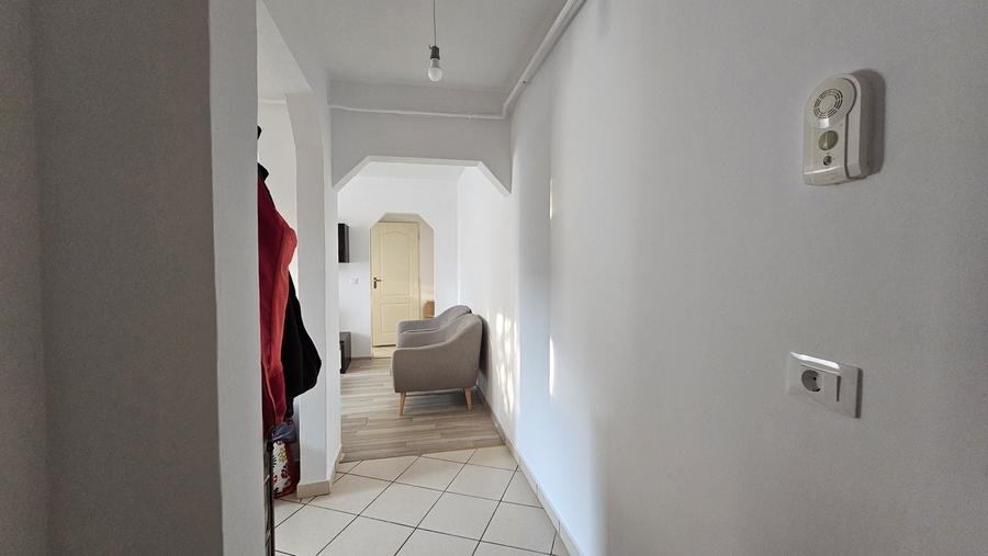 Apartament cu 3 camere semidecomandat în Central