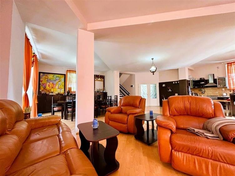Casă individuală cu 10 camere cu Piscina în Malul Ursului