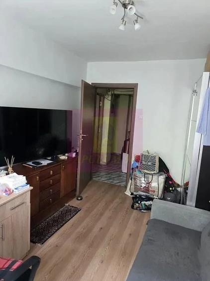 Apartament cu 3 camere semidecomandat în Lacul Tei