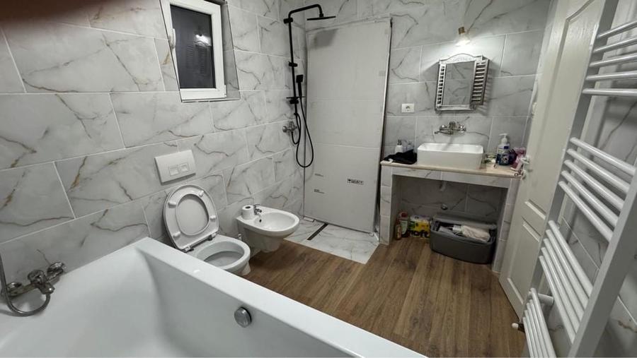 Casă cu 4 camere în Exterior Vest