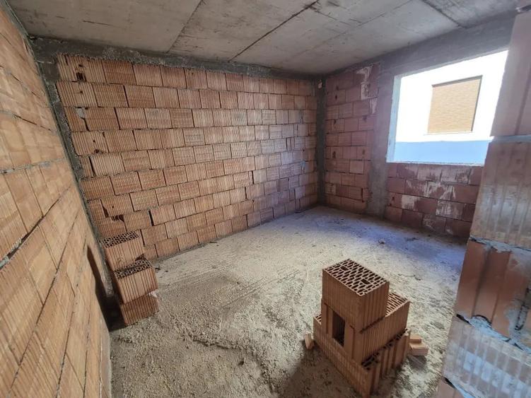 Casă cu 4 camere în Aluniș