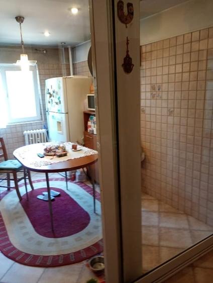 Apartament cu 3 camere decomandat, mobilat în Tineretului