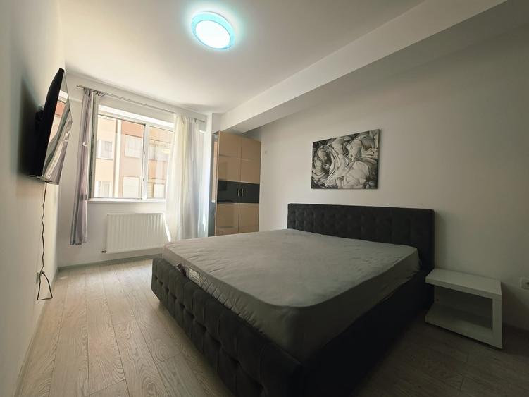 Apartament cu 3 camere decomandat în Roșu