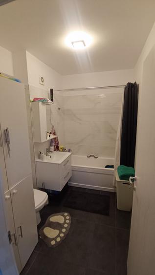 Apartament cu 3 camere decomandat, mobilat în Calea Moldovei