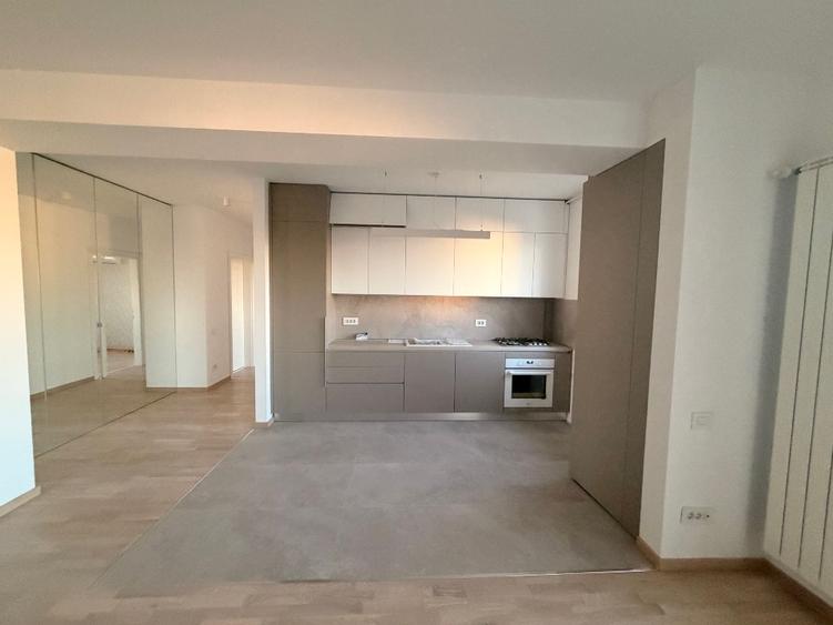 Apartament cu 3 camere decomandat, mobilat în Băneasa