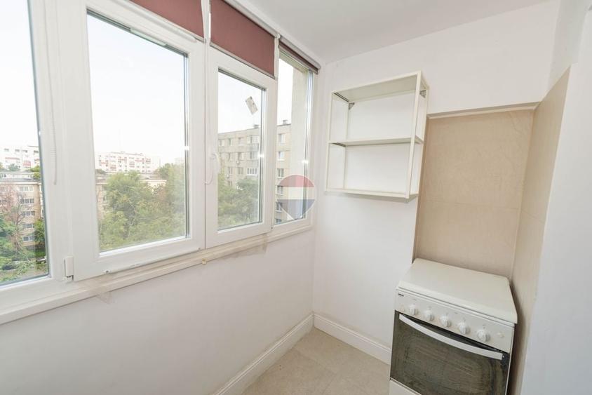 Apartament 3 camere de vanzare, balcon, renovat,  Berceni, sector 4 - 9