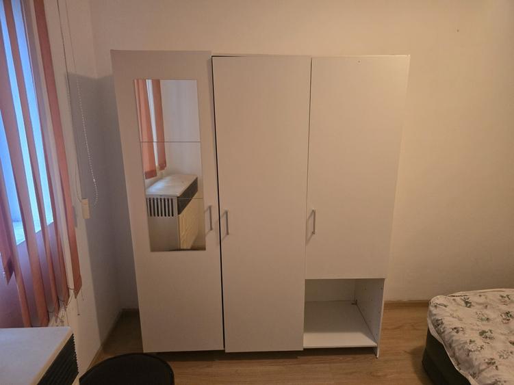 Apartament cu 3 camere semidecomandat în Central