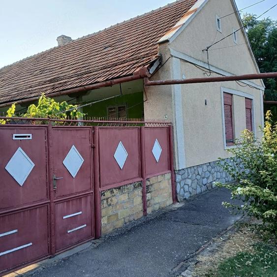 Casă cu 3 camere cu Teren 1095 Mp în Central