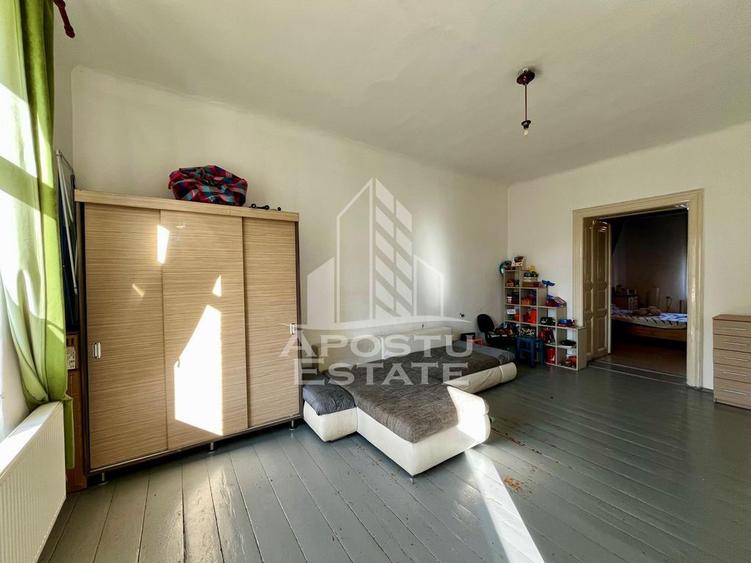 Apartament cu 3 camere decomandat, mobilat în Badea Cârțan