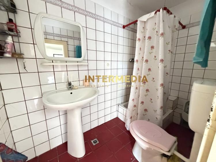 Casă individuală cu 6 camere cu Canalizare în Central