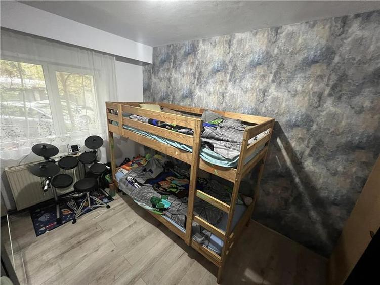 Apartament cu 3 camere decomandat, mobilat în Girocului