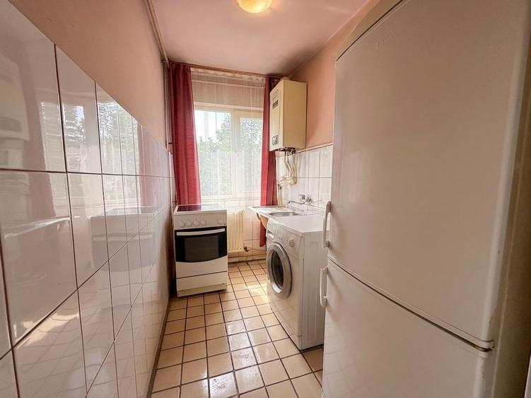 Apartament cu 3 camere semidecomandat în P-ța Doina