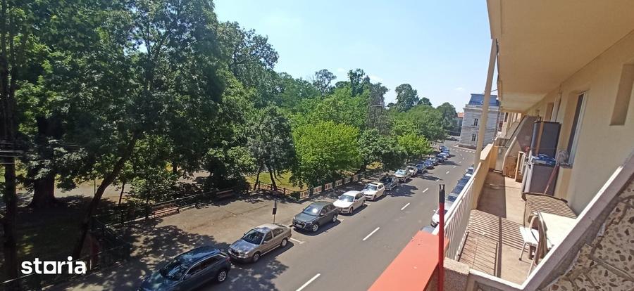 Apartament cu 3 camere semidecomandat în Central