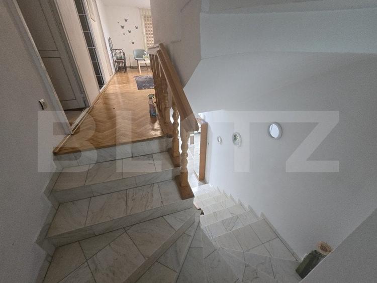 Casă individuală cu 9 camere cu Canalizare în Cetate