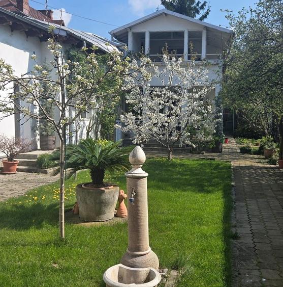 Casă cu 6 camere cu Canalizare în Democrației