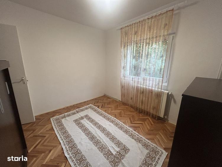 Apartament cu 3 camere semidecomandat în Aradului