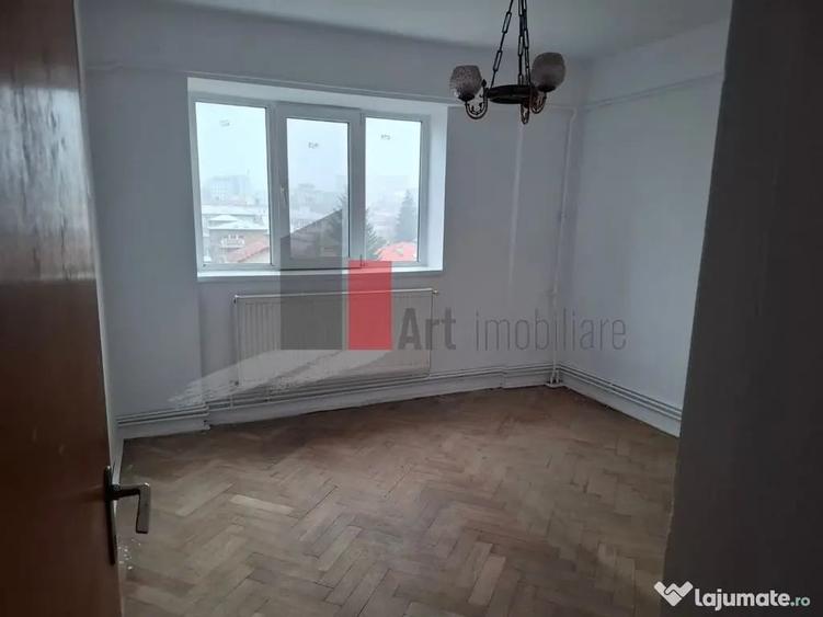 Apartament cu 4 camere decomandat în Central