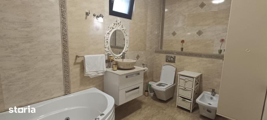 Casă cu 10 camere cu Teren 1274 Mp în Calea București
