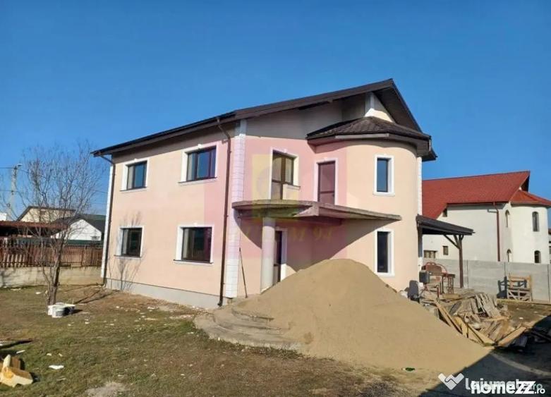 Casă cu 5 camere cu Teren 576 Mp în Săbăreni