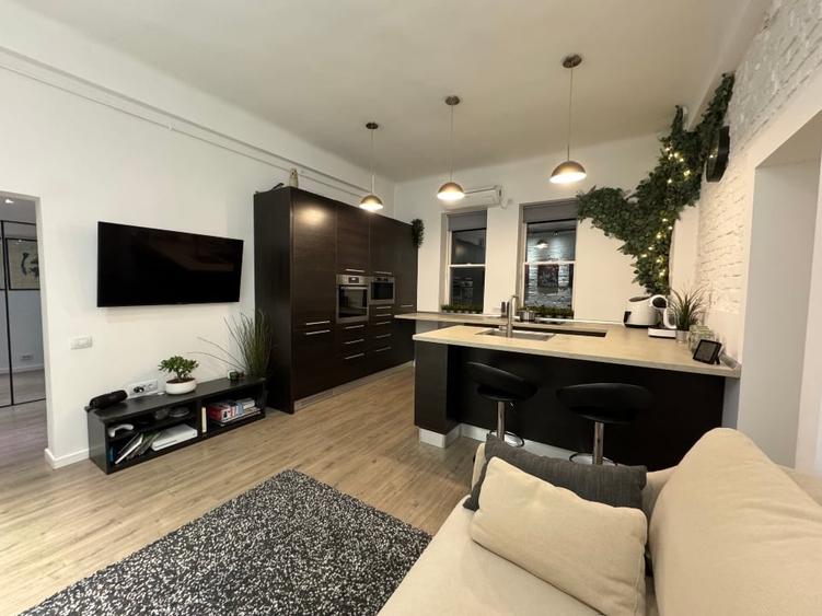 Apartament cu 2 camere semidecomandat, mobilat în P-ța Romană