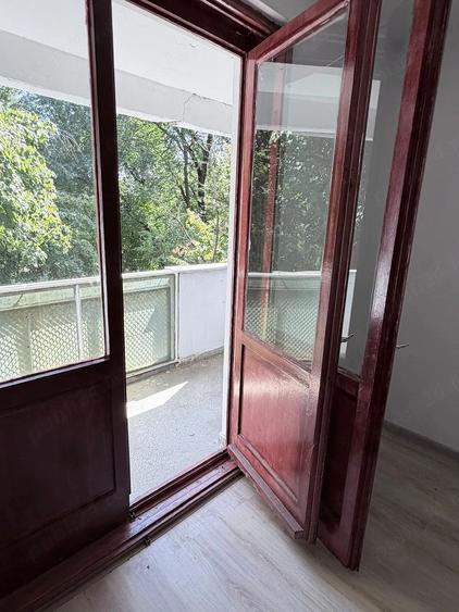 Apartament cu 3 camere semidecomandat în Gorjului