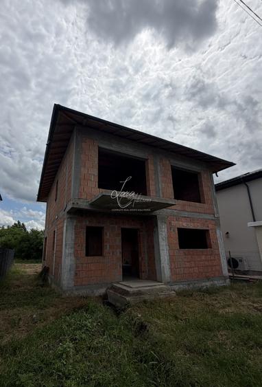 Casă individuală cu 4 camere cu Canalizare în Tunari