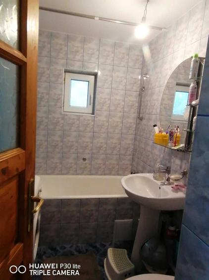 Apartament cu 3 camere decomandat în Roșu