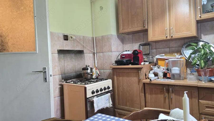 Apartament cu 4 camere semidecomandat în Gojdu