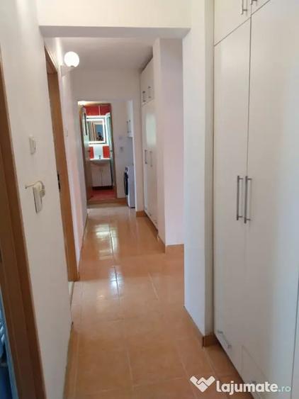 Apartament cu 4 camere decomandat în Confecții