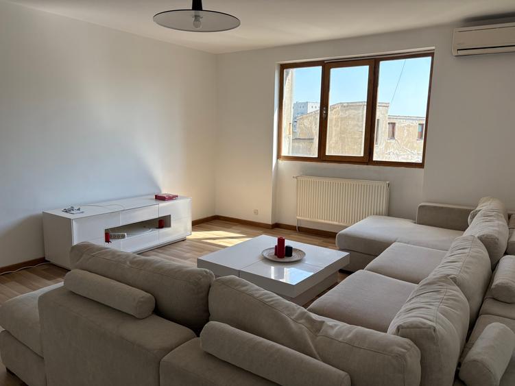 Apartament cu 3 camere decomandat, mobilat în Magheru