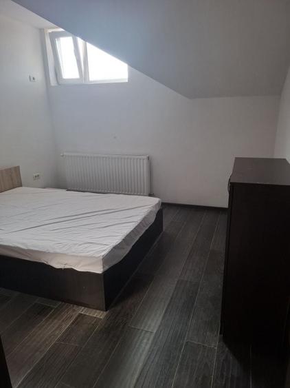 Apartament cu 3 camere decomandat în Roșu