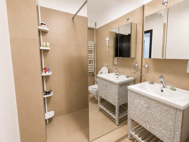 Apartament cu 4 camere semidecomandat în Aradului