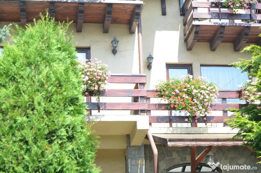 Casă cu 10 camere cu Teren 580 Mp în Poiana Țapului