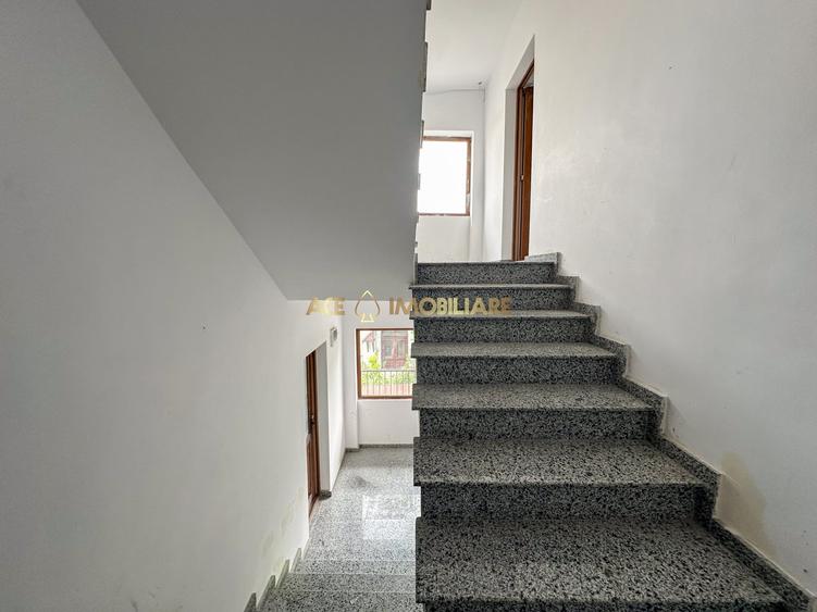 Casă individuală cu 8 camere cu Canalizare în Timpuri Noi