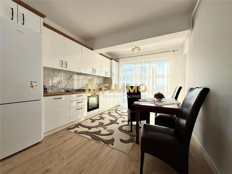 Apartament cu 3 camere semidecomandat, mobilat în Central
