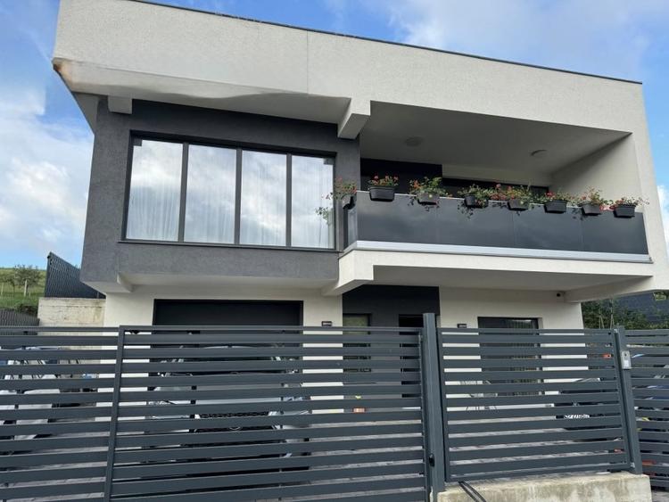 Casă individuală cu 4 camere cu Piscina în Popești