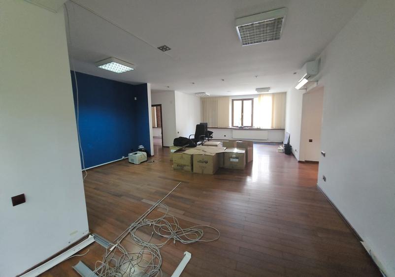 Apartament cu 4 camere semidecomandat în Dorobanți
