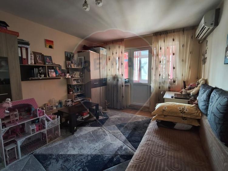 Apartament cu 3 camere semidecomandat, mobilat în Craiovița Nouă