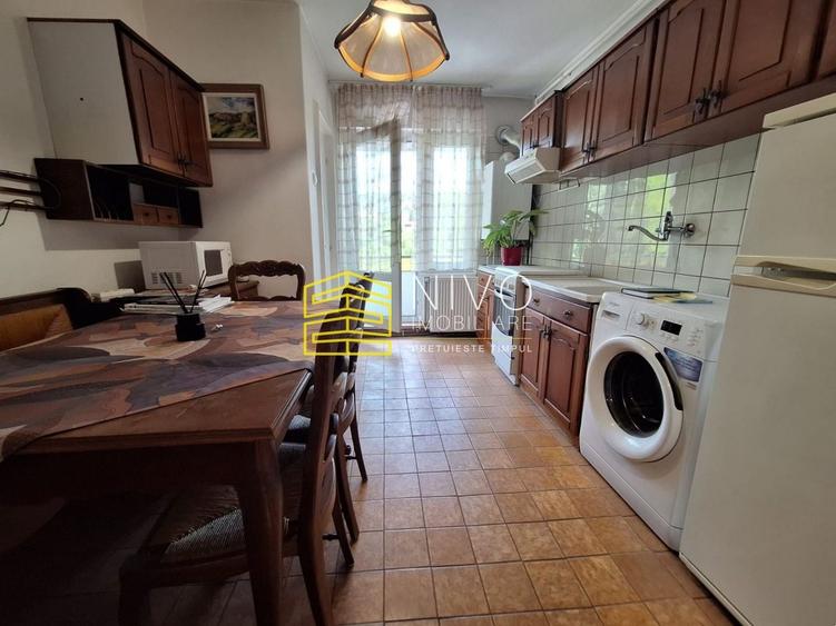Apartament cu 3 camere decomandat, mobilat în Cornișa
