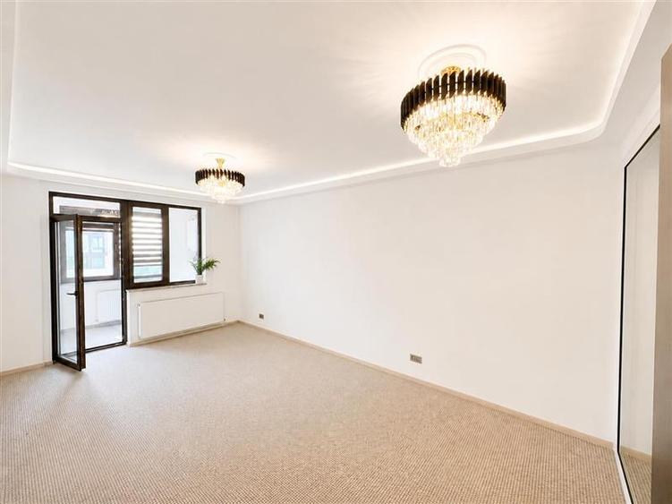 Apartament cu 3 camere decomandat în Tractorul