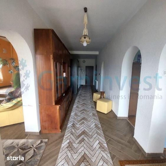 Casă cu 4 camere cu Teren 8300 Mp în Central