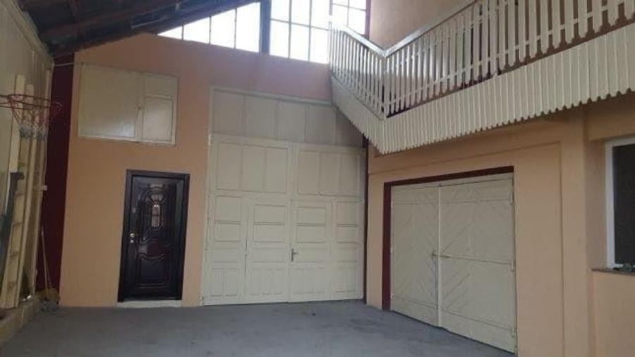 Casă individuală cu 5 camere cu Teren 300 Mp în Vest