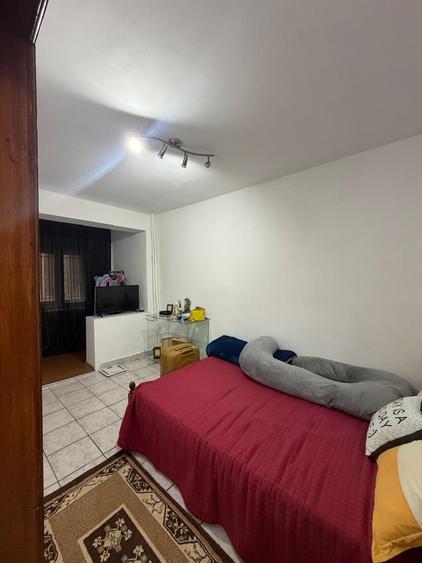 Apartament cu 3 camere decomandat în Sud
