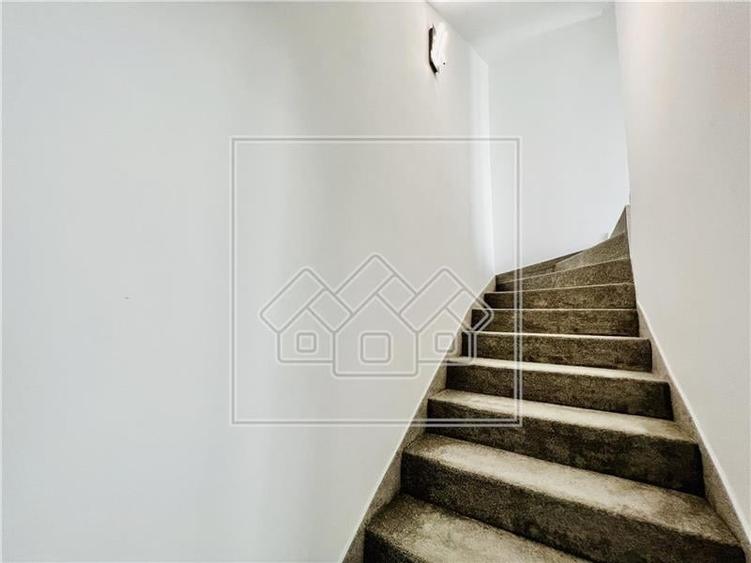 Duplex cu 4 camere cu Canalizare în Cristian