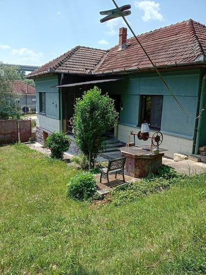Casă cu 3 camere decomandat în Florești